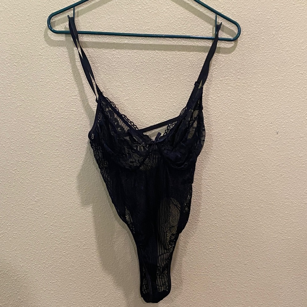 🥳7/$10!! Black Lace Bodysuit - Size LG